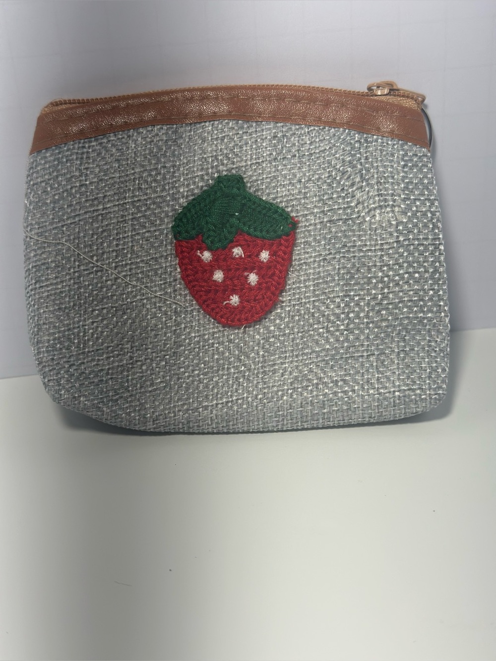 Straw-Weave Strawberry Appliqué Zip Pouch - Gray and Red